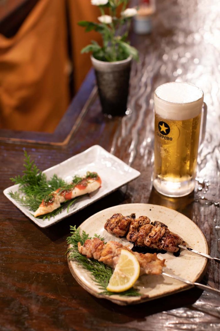 ササミ梅肉400円と焼き鳥（大串）のタレと特製のシオ（1本280円）、生ビール600円。
