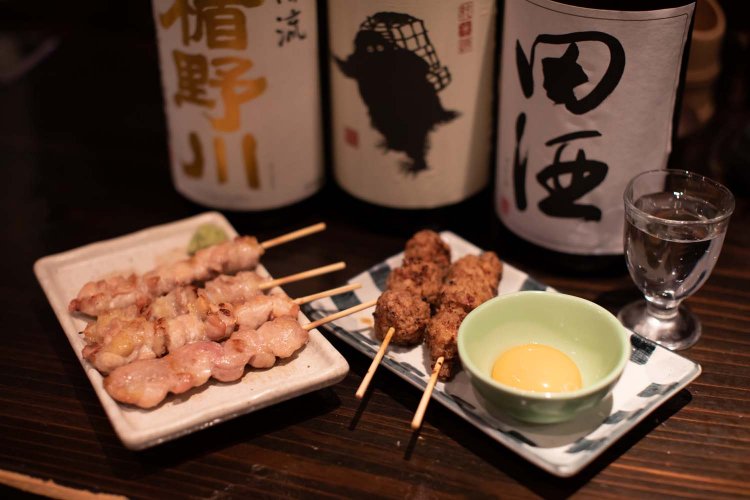 左が希少部位の４本セット。右が手作りつくね253円と卵黄66円。