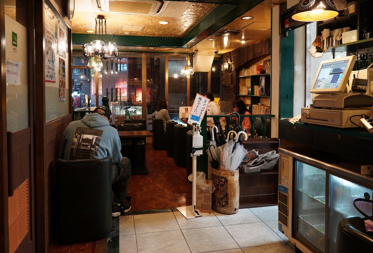 独立した席が多くゆったりした店内。喫煙は喫煙ボックス内へ。