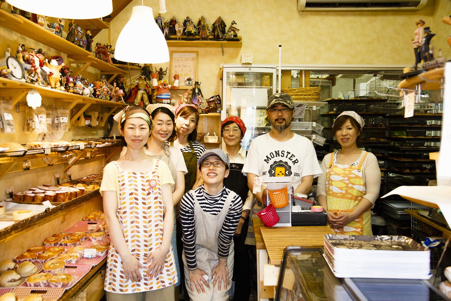 大川さん手づくりの棚には、趣味のフィギュアも。BGMはサザエさん♪「その日によってパンの種類が違います」。