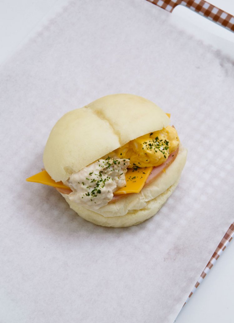 白パンサンド（ハム・チーズ・タマゴ）150円。