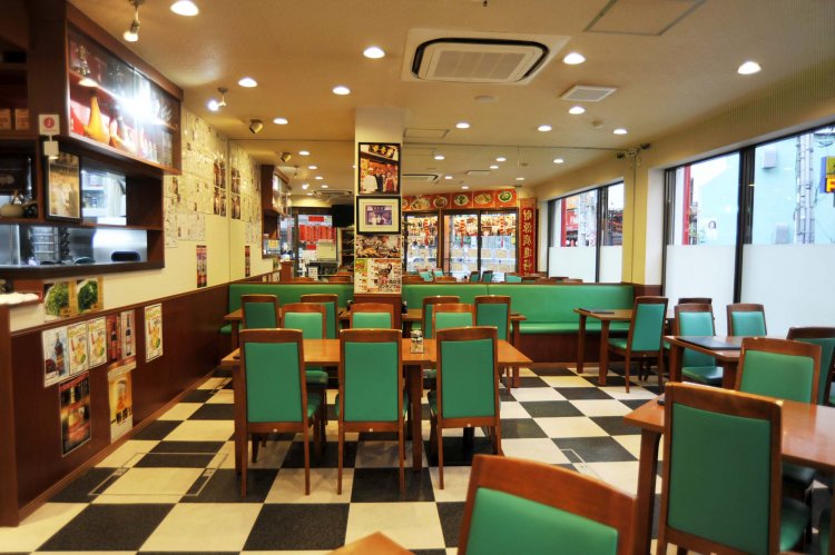 1・2階ともゆったり配置されたテーブル席が中心で、2階には個室の座敷席もある。