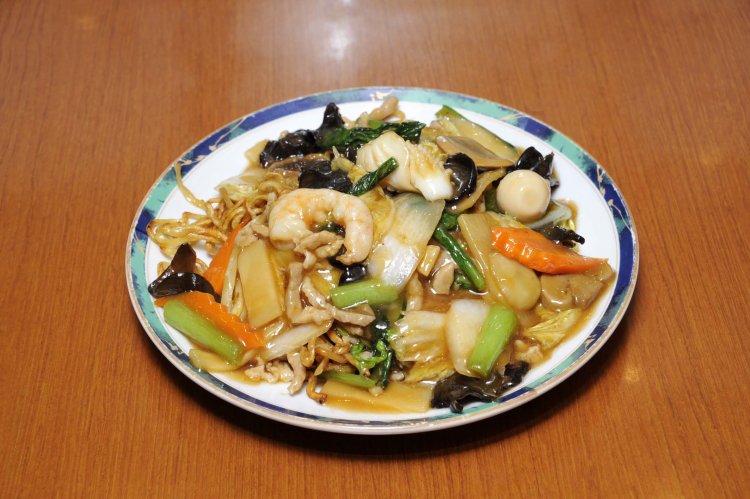 大き目にカットした食材が食べごたえのある食感を生み出す五目あんかけ焼きそば770円。