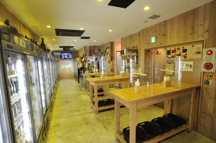 2階は角打ちスタイル。お一人様も多いので、気軽に楽しもう。