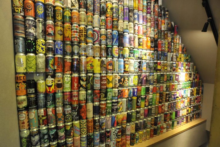 2階へと続く階段の壁には、クラフトビールの空き缶がずらり！