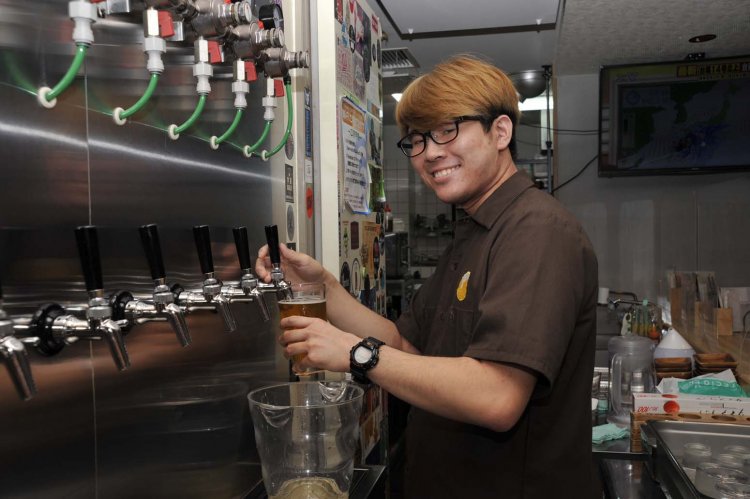 「クラフトビールのお好みを伝えてくれれば、私たちでピックアップします」とスタッフの横山新さん。