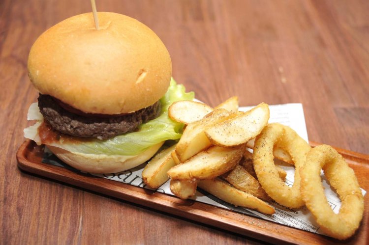 ハンバーガーを豪快に頬張りながらクラフトビールを飲めば最高！