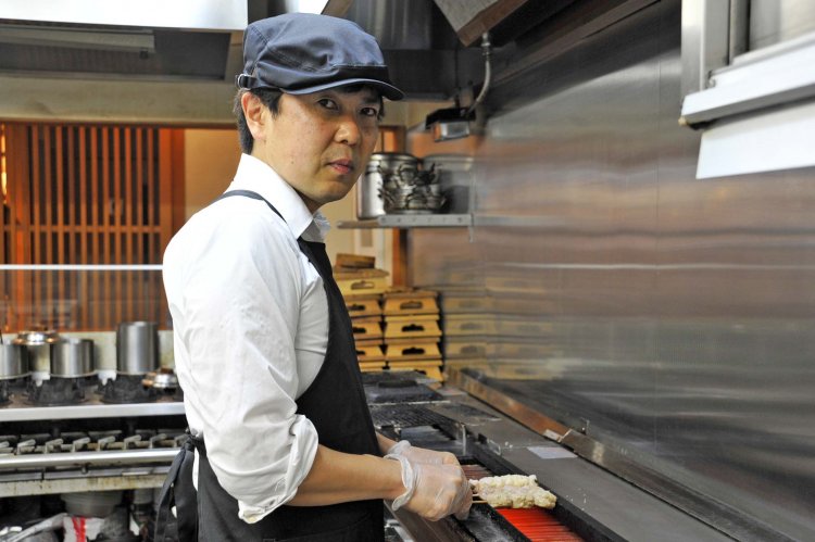 2代目店主の梅村礁一さん。結婚を機に脱サラして店を継ぐ決意をしたという。