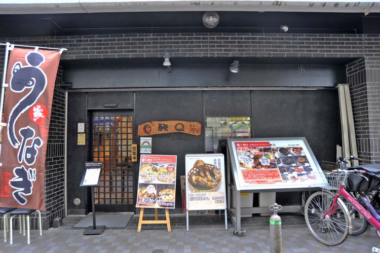 飲食店が連なる蒲田東急プラザ別館の1階にあり、通りに面して入り口があるので利用しやすい。