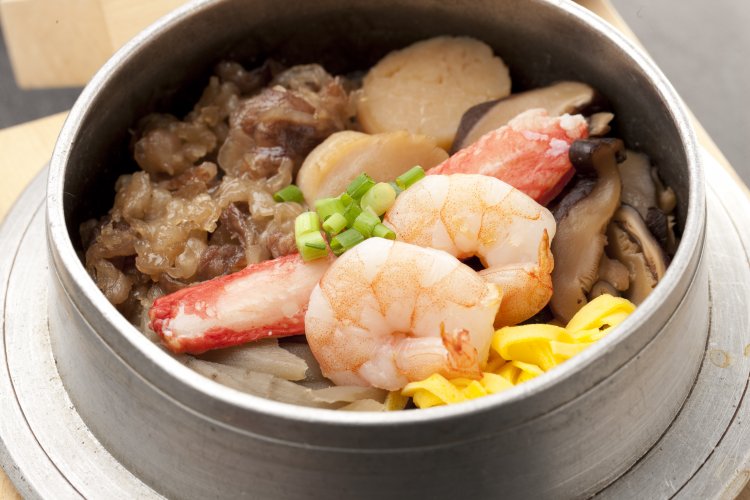 特製五目釜めし1840円は、通常の五目釜めし1220円とは具の種類や数、質が異なる。