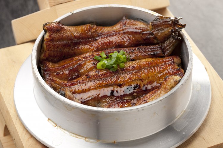 うなぎ釜めし2350円。写真は身が大きな特製うなぎ釜めし4050円。