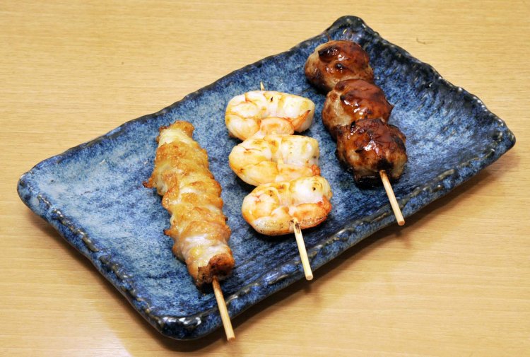 胸の厚い部分を使う皮260円、プリプリ食感のえび塩390円、鶏肉ミンチと玉ねぎで作ったつくね260円。