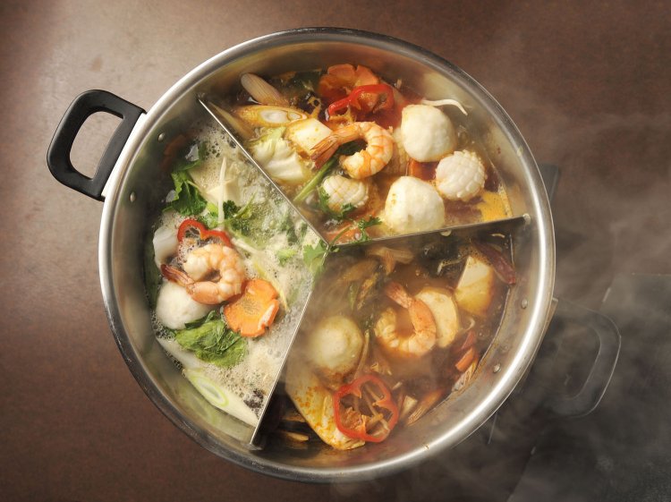 野菜もたくさん。3色のスチームボート2500円（3人前）は要予約。