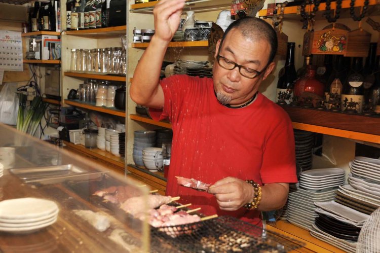 高いところから塩を振るのは、まんべんなく、均一に塩がかかるようにするため。