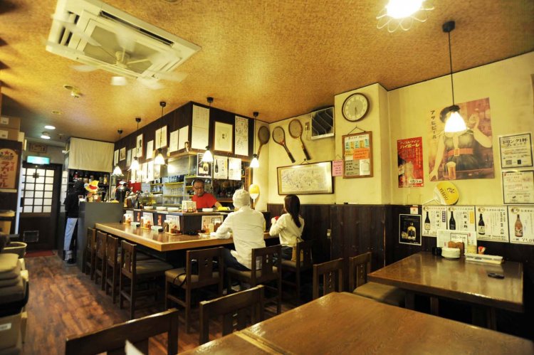 店内はカウンター7席と4人掛けテーブル3卓。調理はご主人、ホールは奥さんの担当だ。