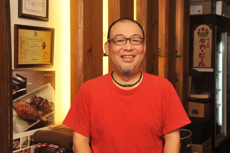 「食材と調味料、そして炭にこだわっています」と話す店主の高林正隆さん。