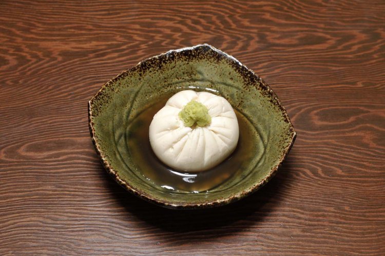 ごま豆腐480円は、あんかけになっているので、あんを絡めて、ワサビをちょっとつけて味わおう。