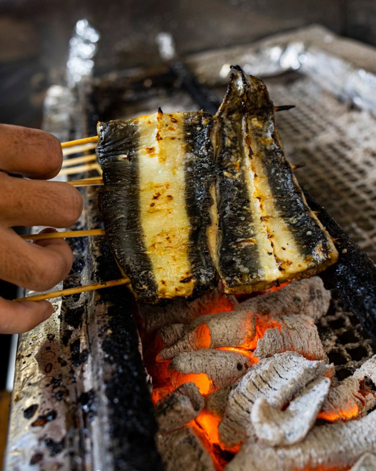 赤酒を使ったタレを用い、皮目の香ばしさを大切に焼き上げる。