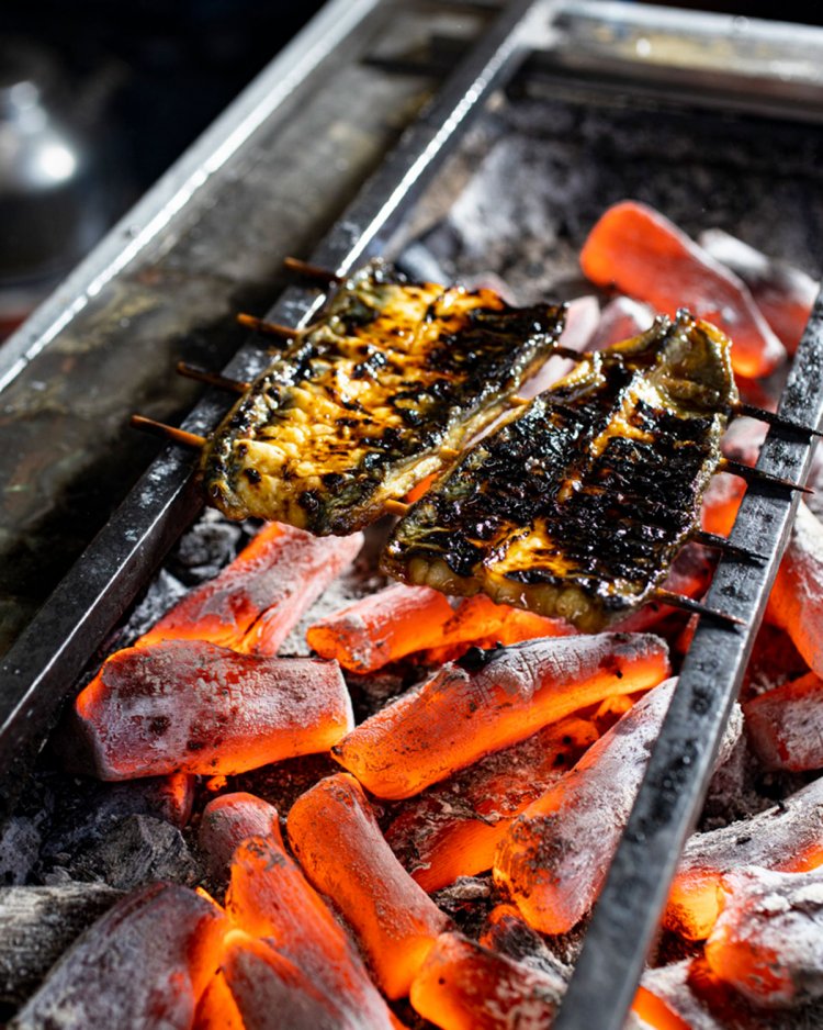 創業時から継ぎ足したタレで、皮と身の食感を大切に焼き上げる。