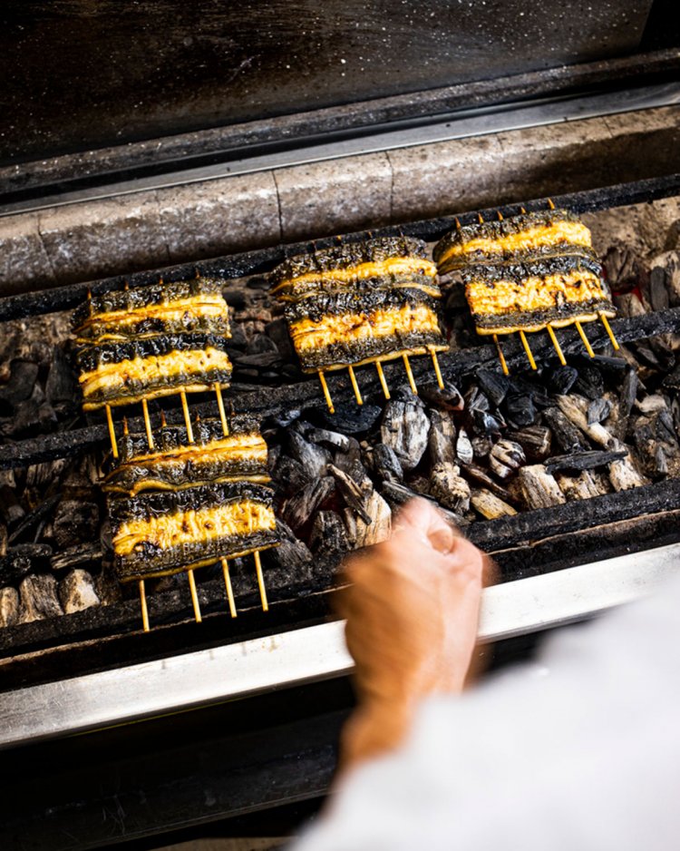 広い厨房と大きな焼き場で、手際よく焼き上げる様子を目の前で見られる臨場感は格別だ。