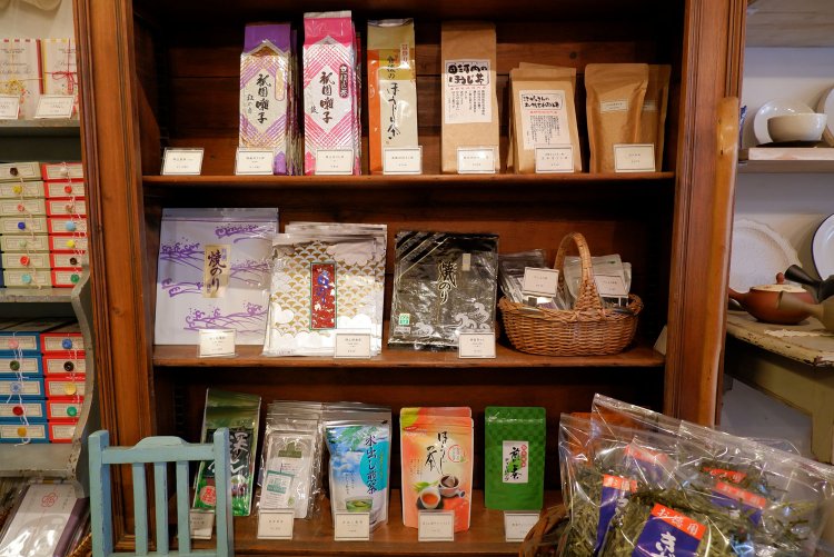 常連さんも大切にしたいと、リニューアル前と変わらない商品を揃えた一角も残している。