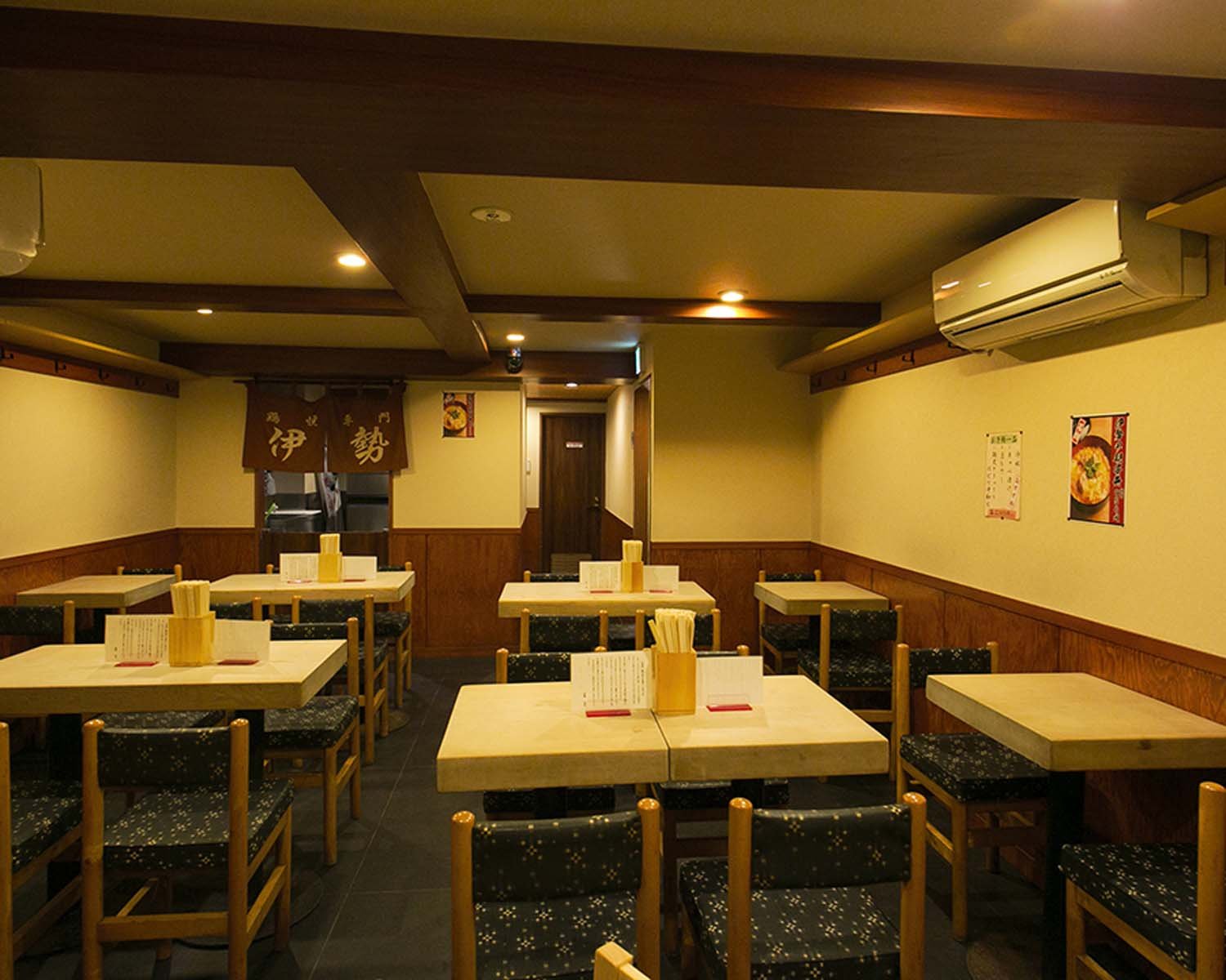 神田ガード下の老舗 神田伊勢本店 で 朝引きの伊達鶏の旨味満載の焼き鳥を さんたつ By 散歩の達人