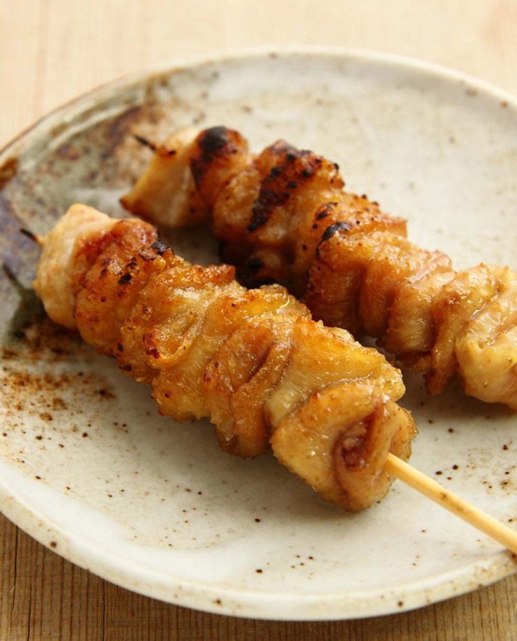 ジュワーッと上質な脂が染み出す「皮焼」2本450円。