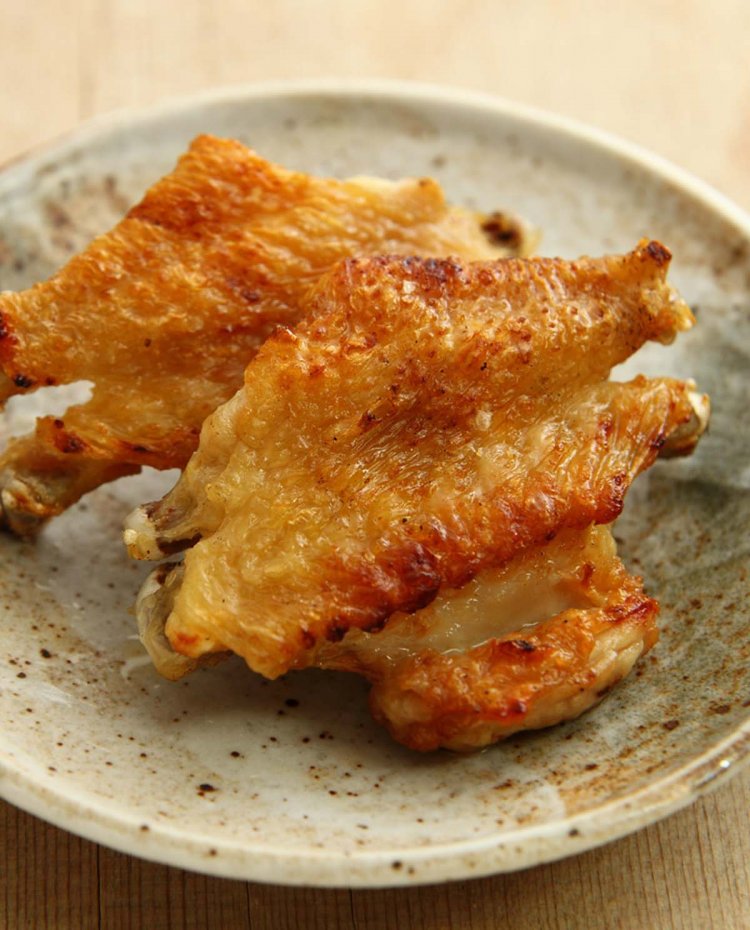 「手羽先」2本550円では、皮と肉の旨みを堪能できる。