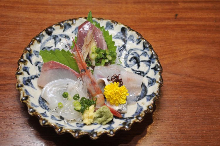 注文を受けてから仕上げる刺盛り。こだわりの地酒と楽しみたい。