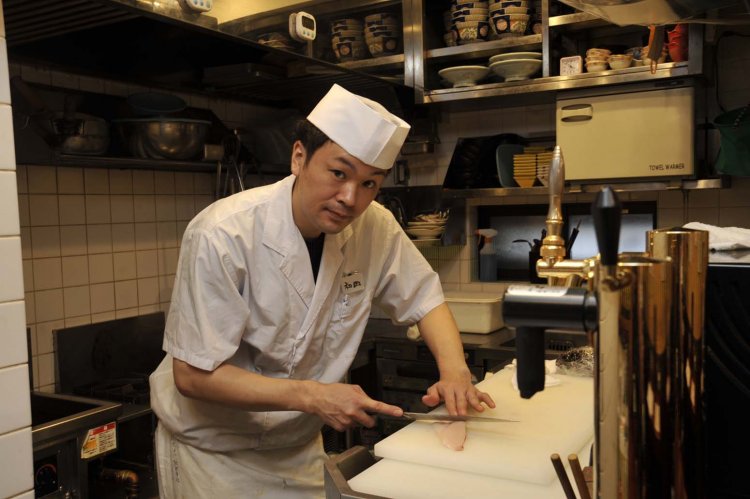 「まずは刺盛りを食べて、魚介類のおいしさを堪能してください」と店長の和田隼人さん。