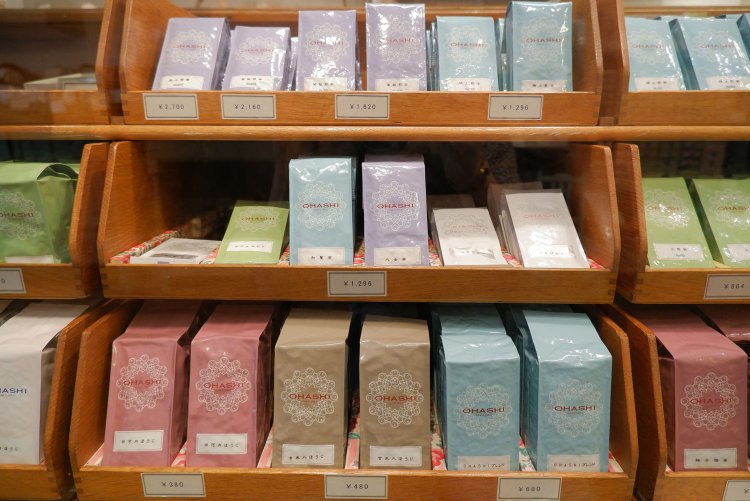 煎茶のパッケージには、急須をモチーフにしたオリジナルロゴが光る。