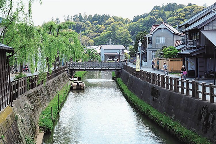 忠敬橋の上流部に樋橋。じゃあじゃあ橋とも呼ばれ、もとは水田に送る用水樋。現在は観光用の橋でときどき落水させている。