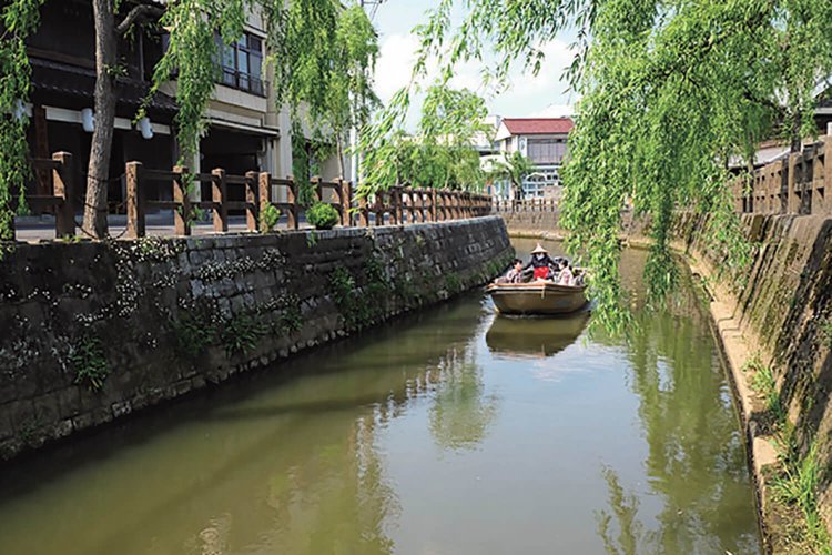 小野川を舟で周遊する舟めぐりは、所要時間30分、 船賃1300円。