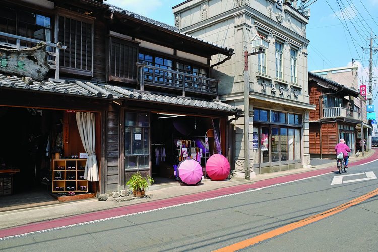 香取街道沿いにも古い建物が建つ。右の看板建築は『蜷川家具店』、築年代は昭和初期とか。