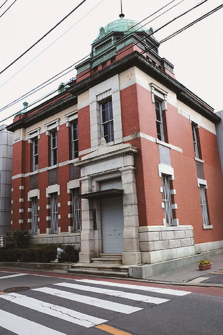 大正3年（1914） 築の『佐原三菱館』。レンガ造りの建物は、建築当時は川崎銀行佐原支店、その後三菱銀行と合併する。