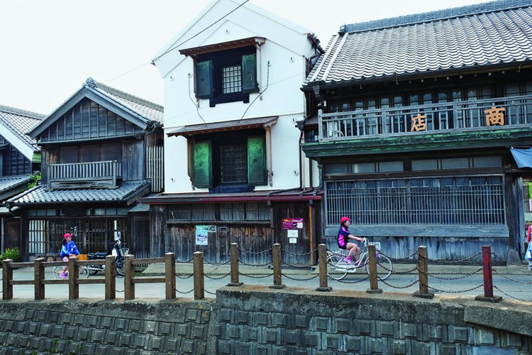 忠敬橋付近。右の角に立つ家が『中村屋商店』で、江戸時代末期の建築。