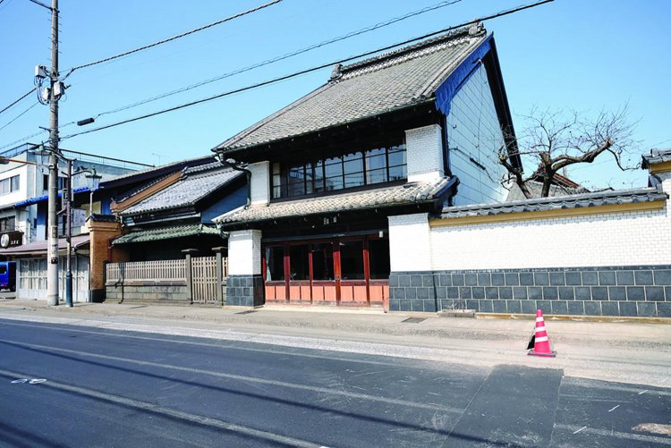 仲町通りに残る塀がタイル仕上げになっている明治中期築の櫛渕邸。