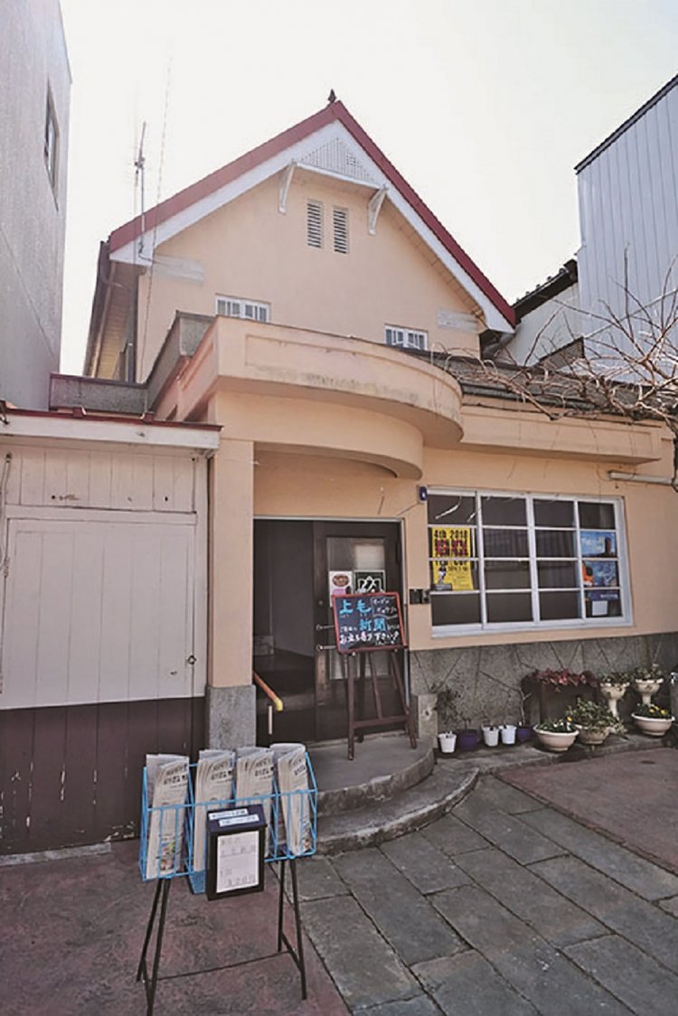 上毛新聞富岡支局の建物は昭和5年（1930）築。 元は肥留川医院。