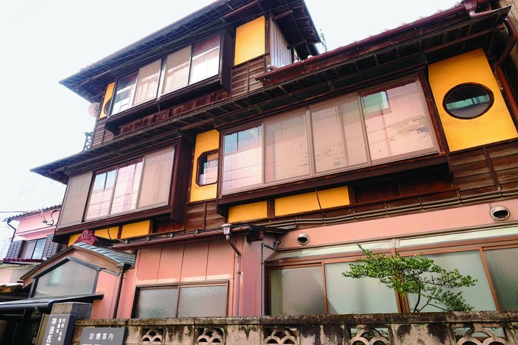 木造3階建ての風情ある旅館？ ではなくて今も現役の神部医院の建物。戦後の建築で元は料亭だったとか。納得だ。