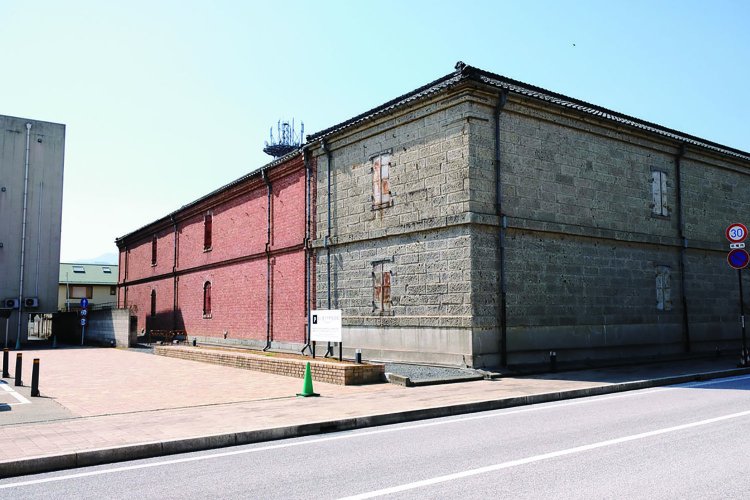 駅前に建つ富岡倉庫。赤レンガ、大谷石、土蔵造りの倉庫3棟がある。明治33年（1900）に創業したが、2016年に富岡市に譲渡された。