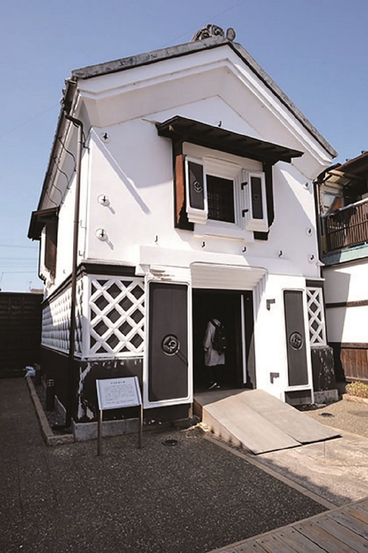 宮本町蔵広場にある蔵。大正3年（1914）築の建物で、平成初期まで倉庫として利用された。