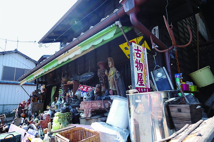 骨董屋の『手づくり内山』には掘り出し物がいっぱいある？ かもしれない。