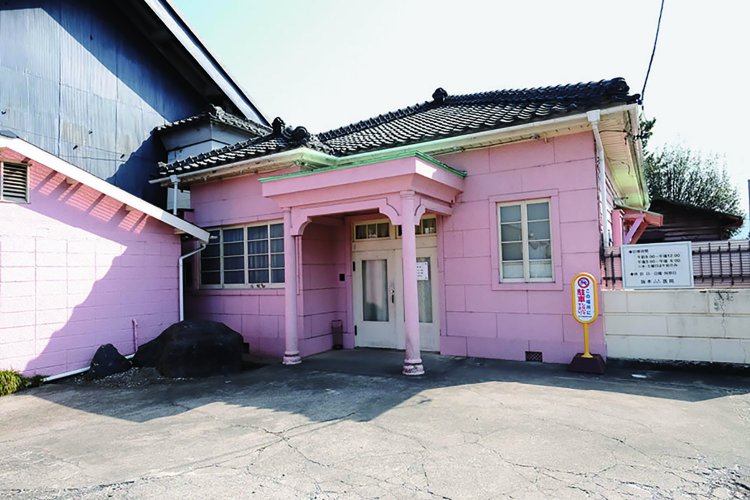 レトロな洋館は坂本医院。大正12年（1923）築。