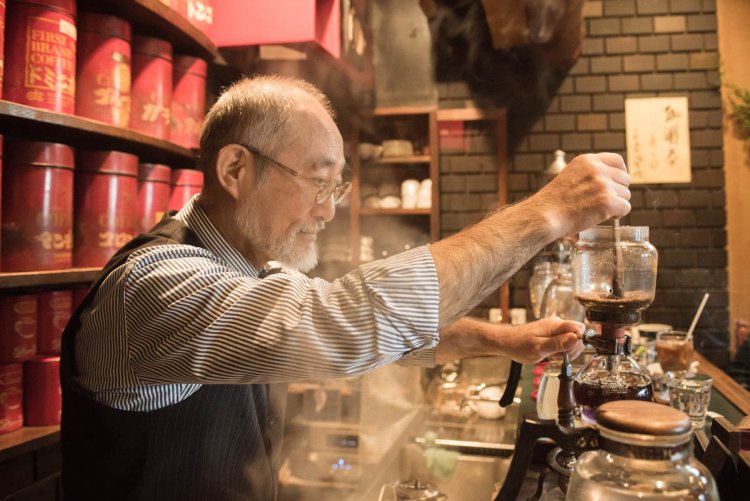 ビシッとキメた順一さんだが、熟年的だじゃれ好きの一面も。ツッコミつつ「焙煎士としてはまだ敵わない」とあい子さん。親子であり、よきライバル。