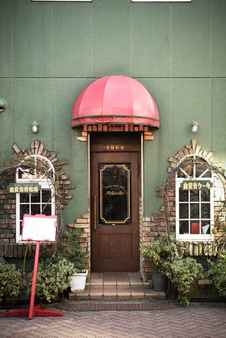 赤がアクセントカラー。