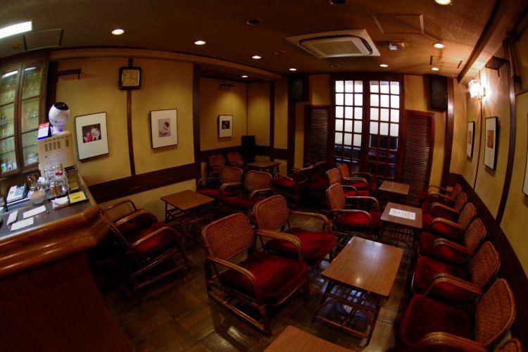 お昼が近づき2階席もオープンしたので、奥さんに案内してもらった。こちら、1階席以上にレトロで落ち着いた雰囲気だ。