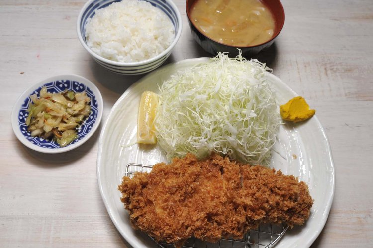 ジューシーで旨みを感じるロースかつ定食。肉質とラードのよさで胃もたれもなし。
