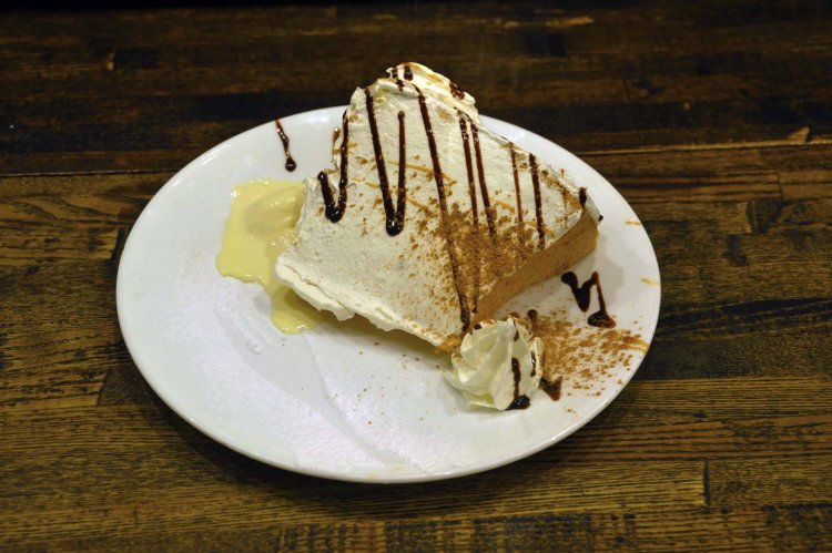 シフォンケーキ650円。ブレンド珈琲とセットにすれば900円。つまりコーヒーを250円で飲めることになる。