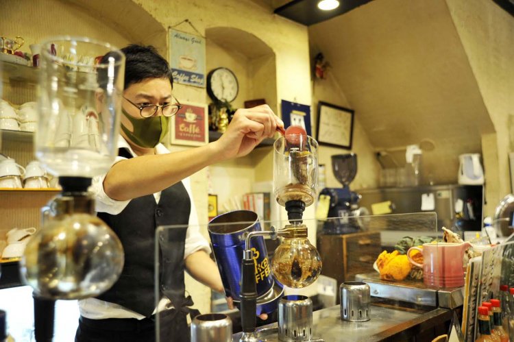 注文を受けるたびにアルコールランプに火を灯し、ろうとにコーヒーを入れ、1杯ずつ作っていく。