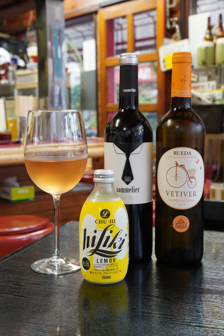 チューハイとボトルワインの両方が楽しめる。ボトルワインは2600円〜。